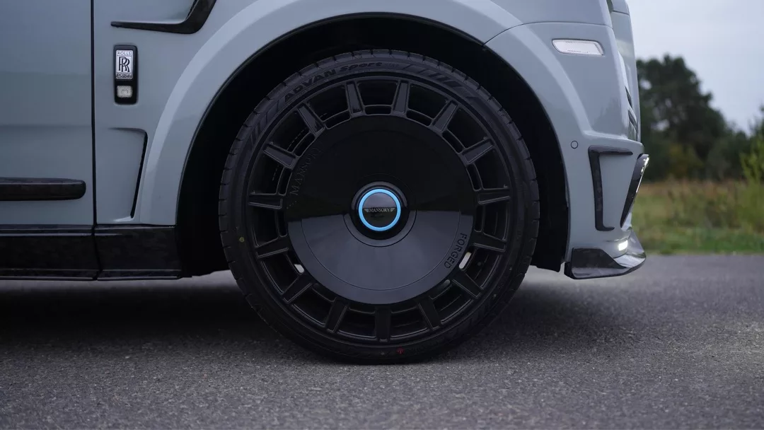 Rolls-Royce Cullinan MANSORY Detailansicht Rad und Kotflügel mieten