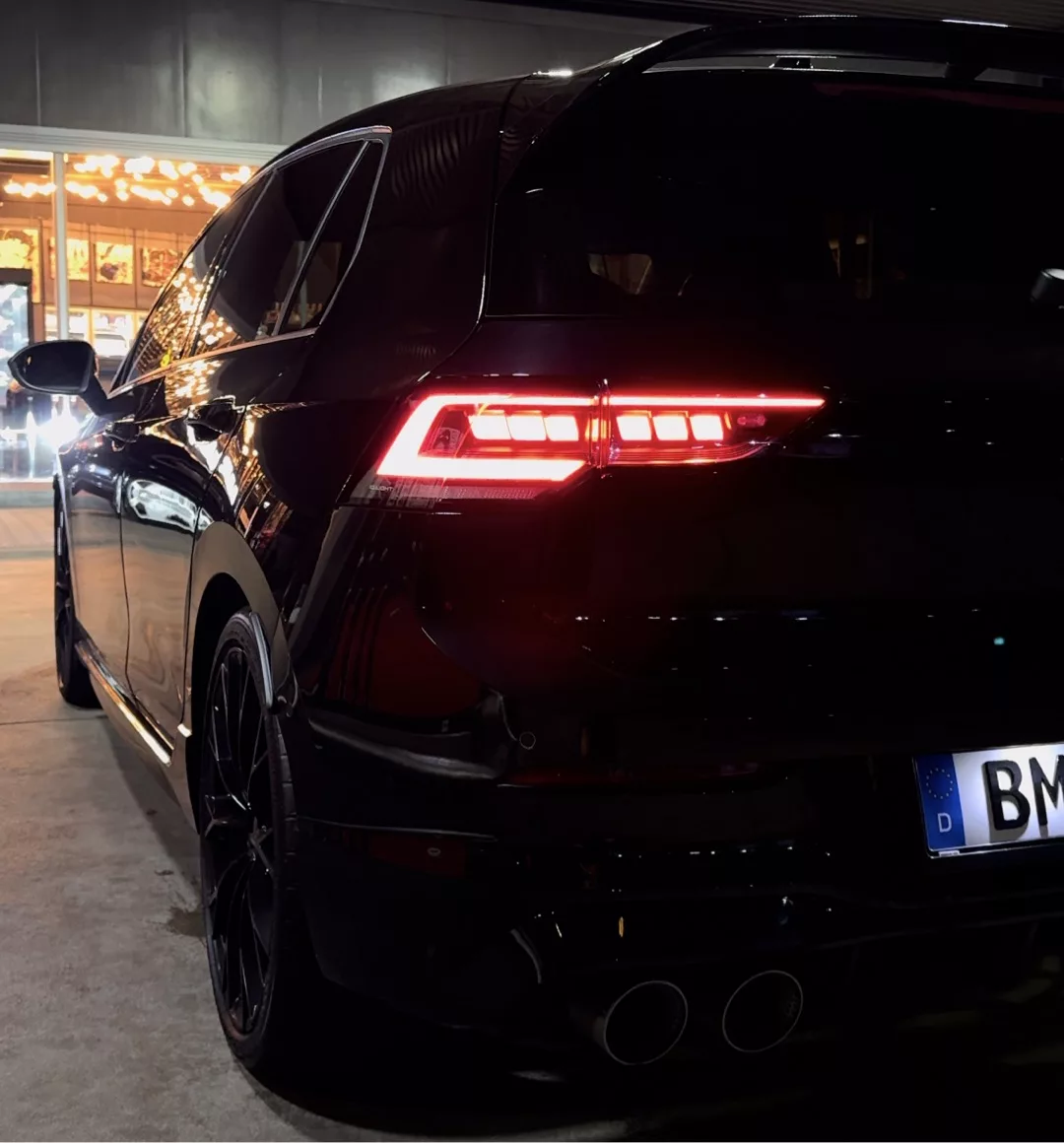 Golf 8R Akrapovic in Schwarz von hinten mieten