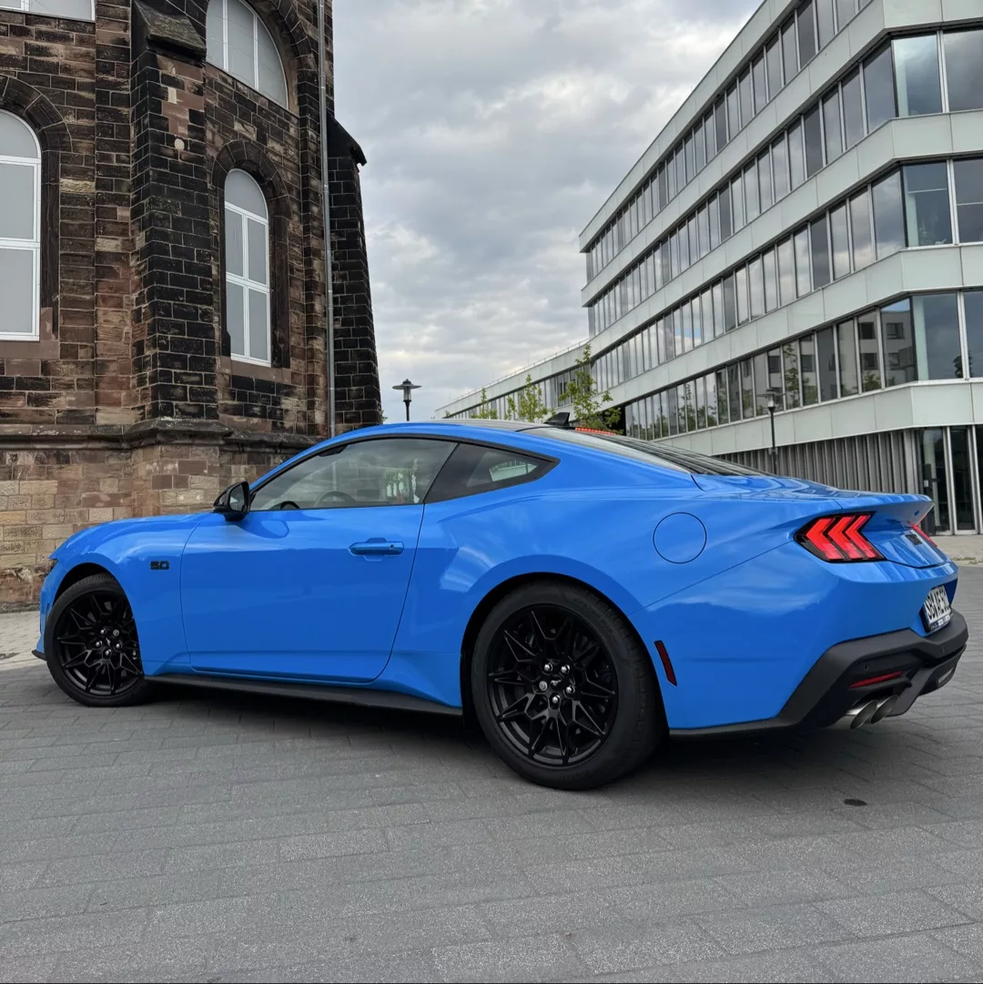 Ford Mustang GT 5.0 V8 in Blau von der Seite mieten
