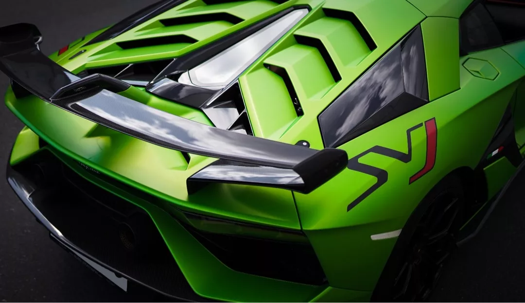 Lamborghini Aventador SVJ Coupé in Grün Heckansicht mieten