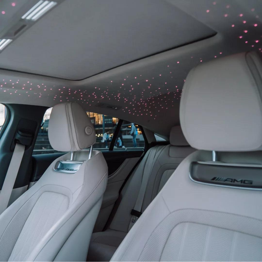 Mercedes-AMG GT 63 Innenraum mit Ledersitzen und Sternenhimmel mieten.