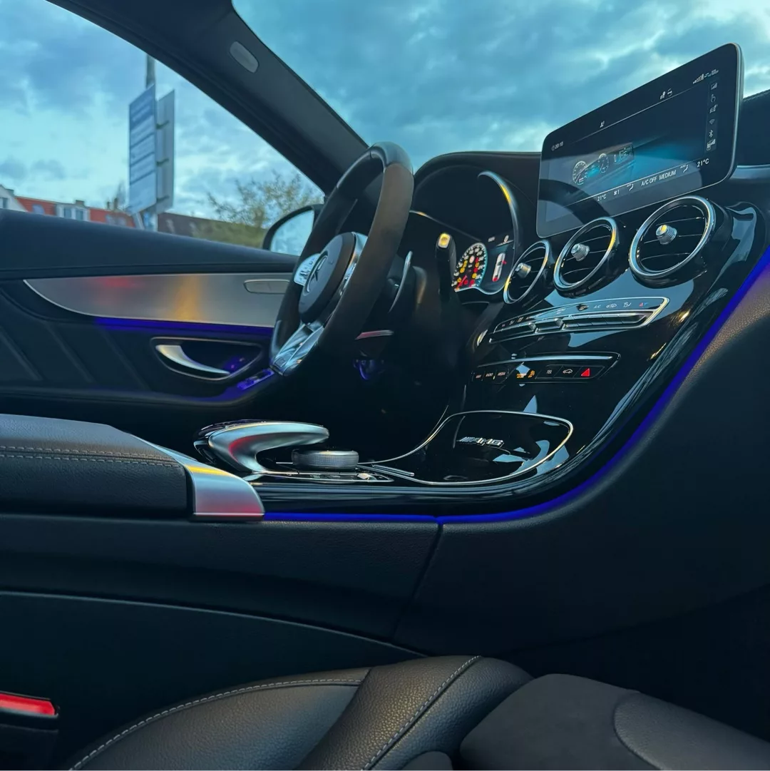 Mercedes Benz C63 s AMG Innenraum mit Ambientebeleuchtung mieten
