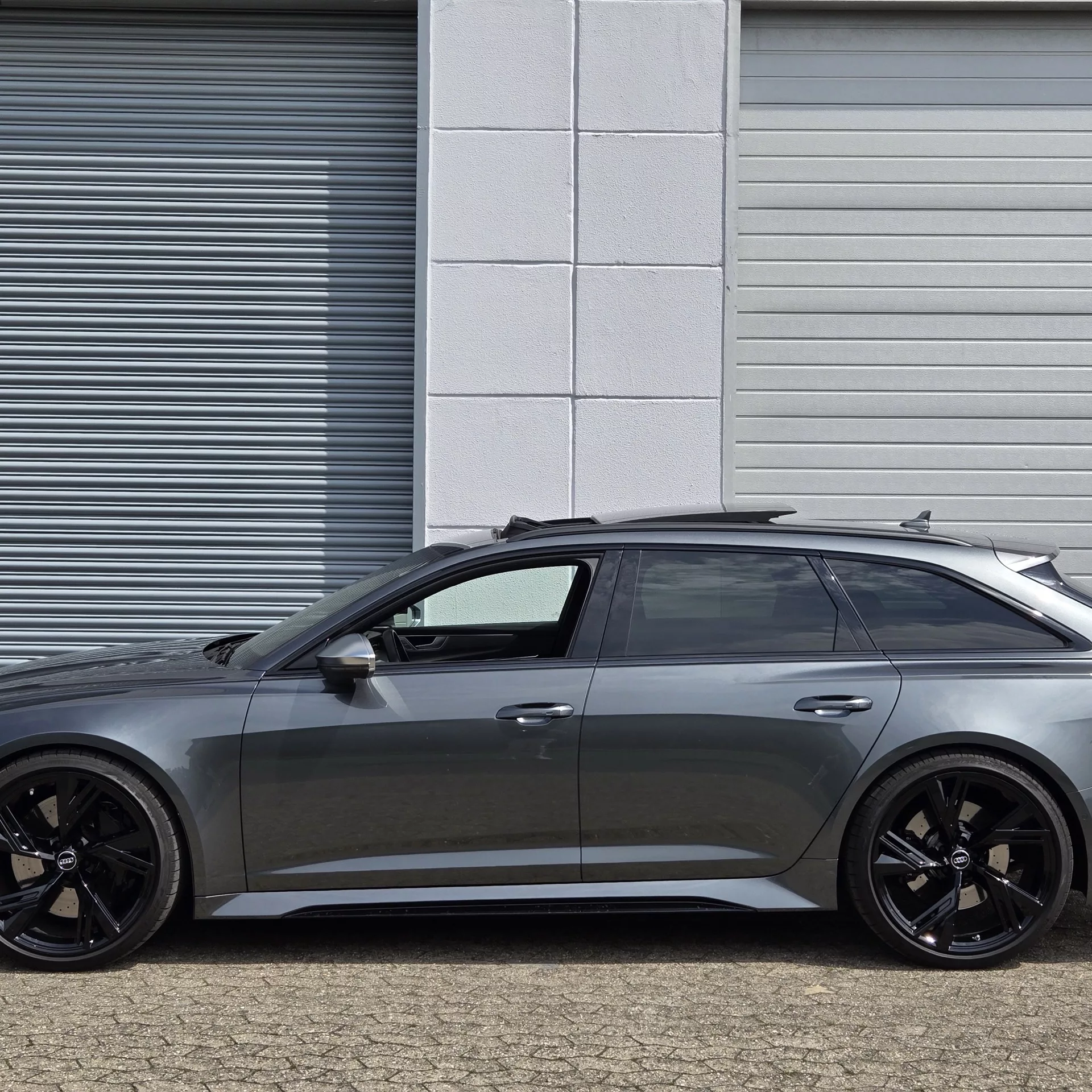 Audi RS6 in Grau von der Seite mieten