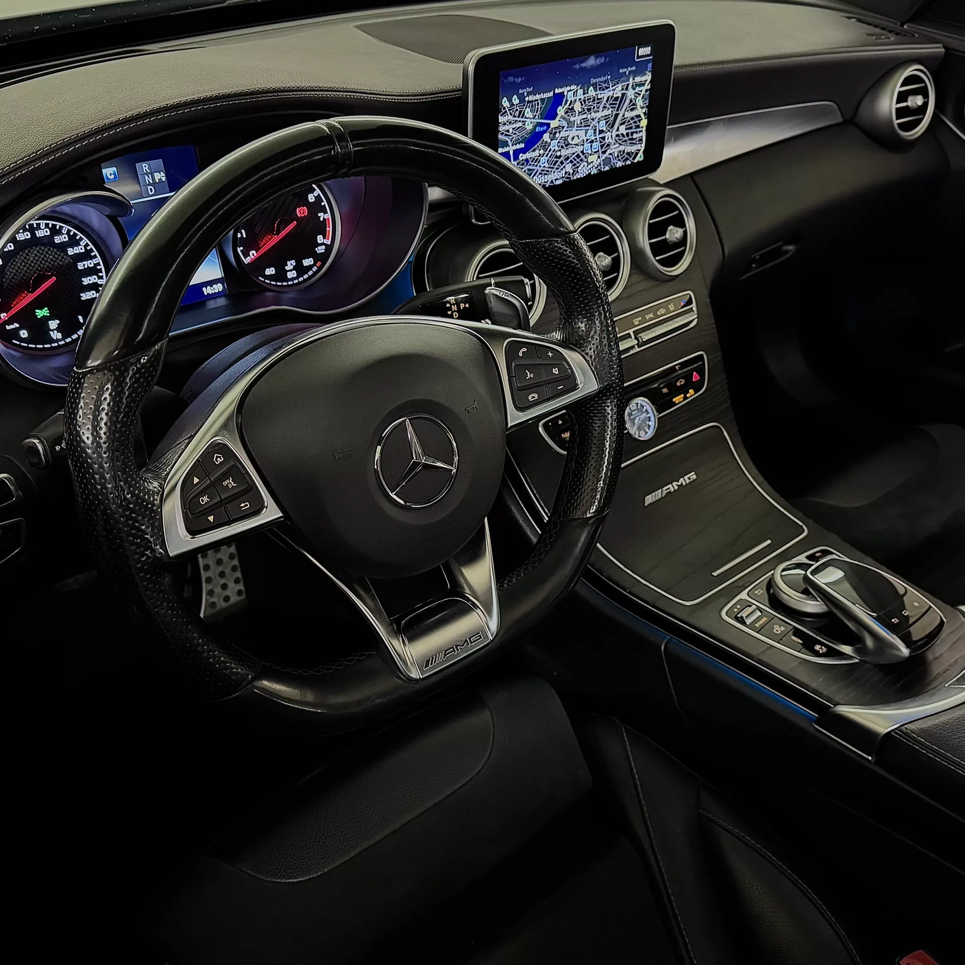 Mercedes C63 AMG Innenraum mit Lederlenkrad mieten