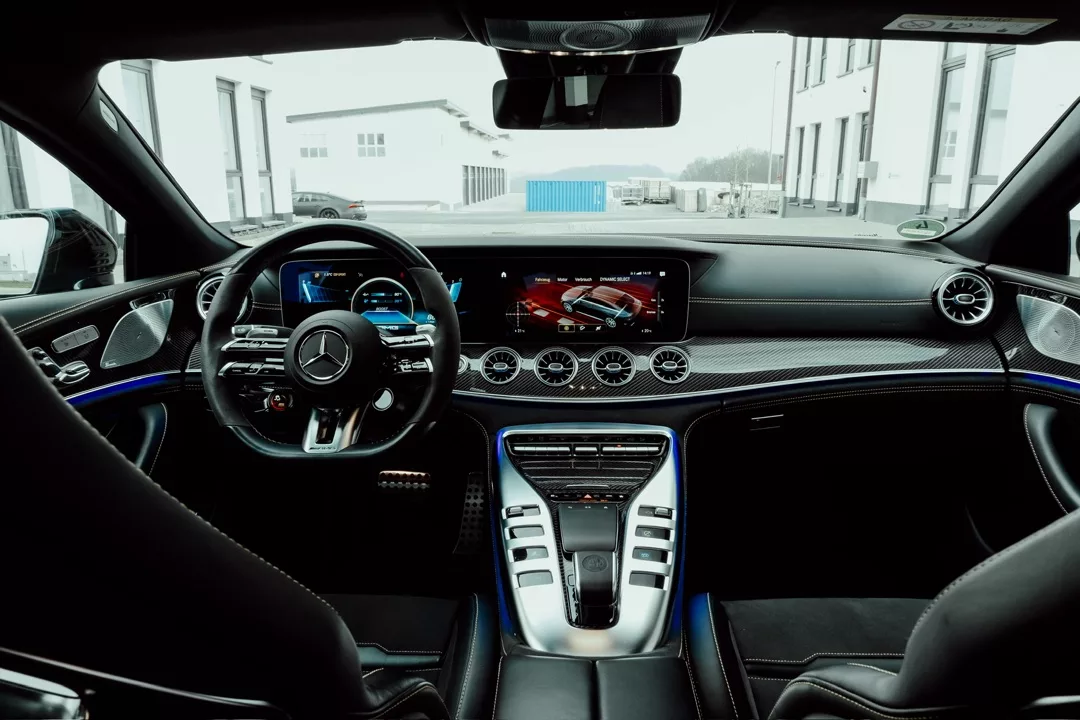 Mercedes GT63S AMG Cockpitansicht mit moderner Ausstattung mieten