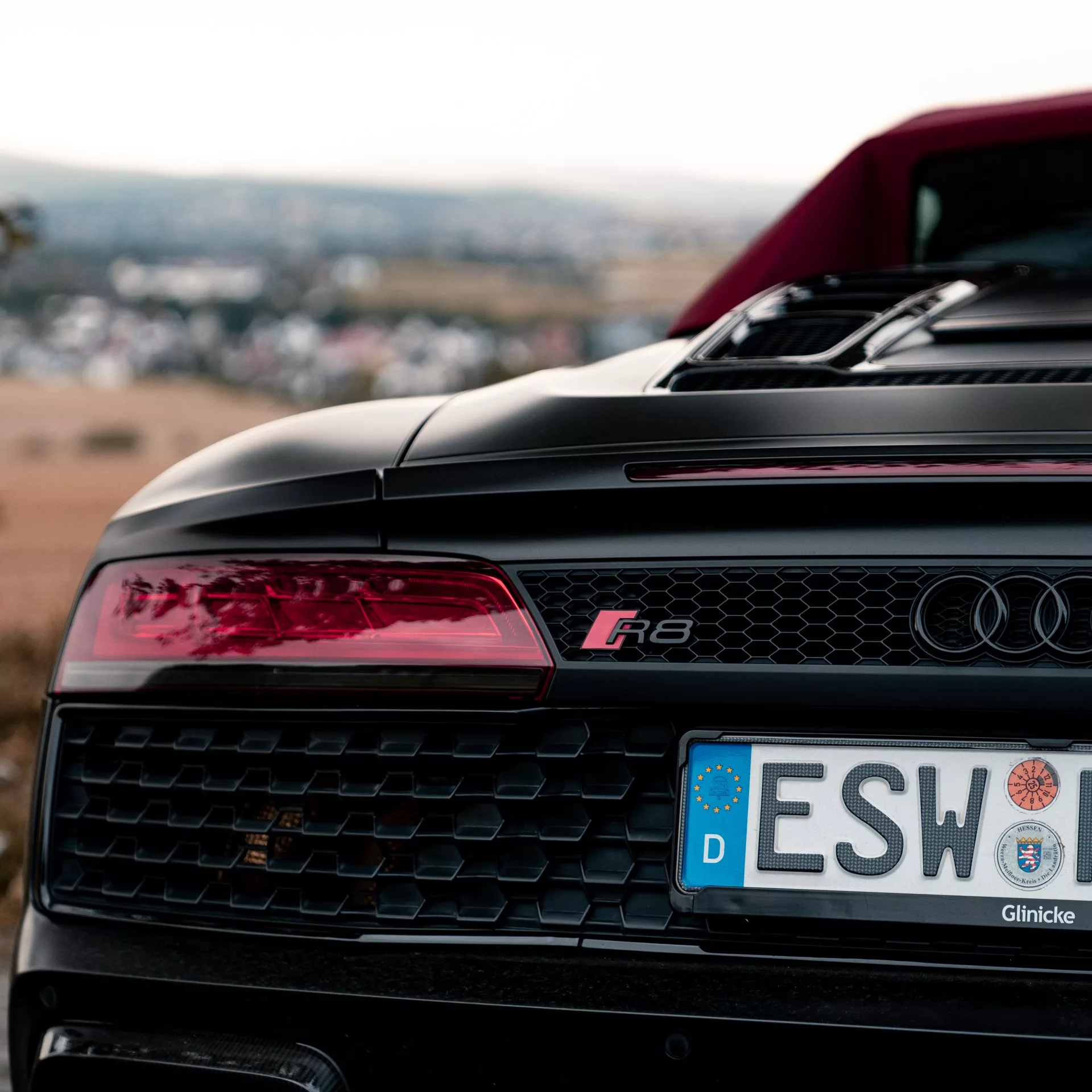 Audi R8 Spyder in Schwarz von hinten mieten