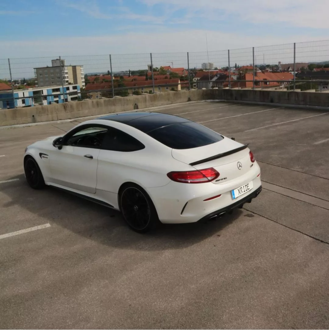Mercedes C63 AMG in Weiß von hinten mieten
