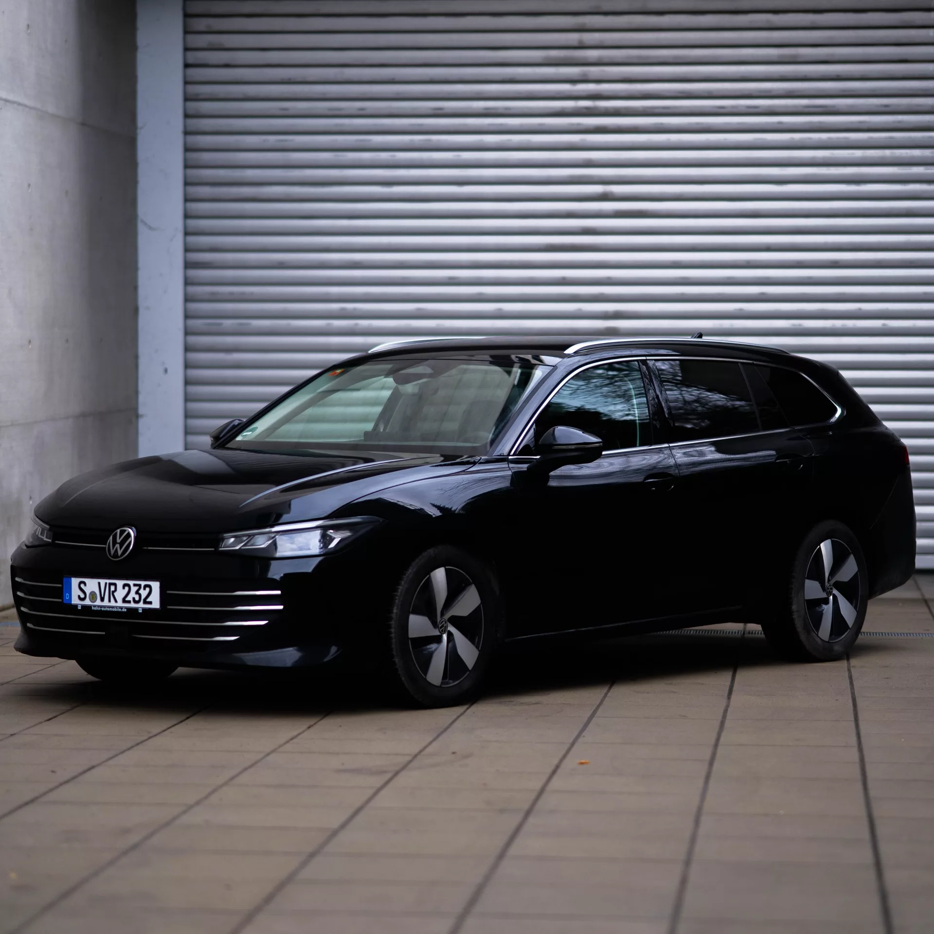 Passat Kombi Diesel in Schwarz von vorne mieten