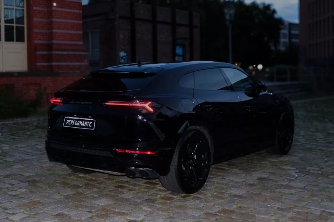 Lamborghini Urus V8 in Schwarz von hinten mieten.