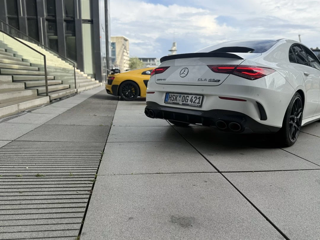 Mercedes Benz CLA 45s AMG in Weiß, Heckansicht, mieten.