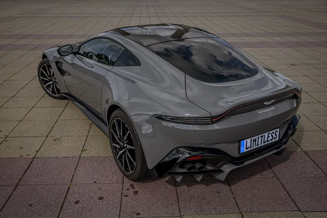 Aston Martin Vantage in Grau von hinten mieten