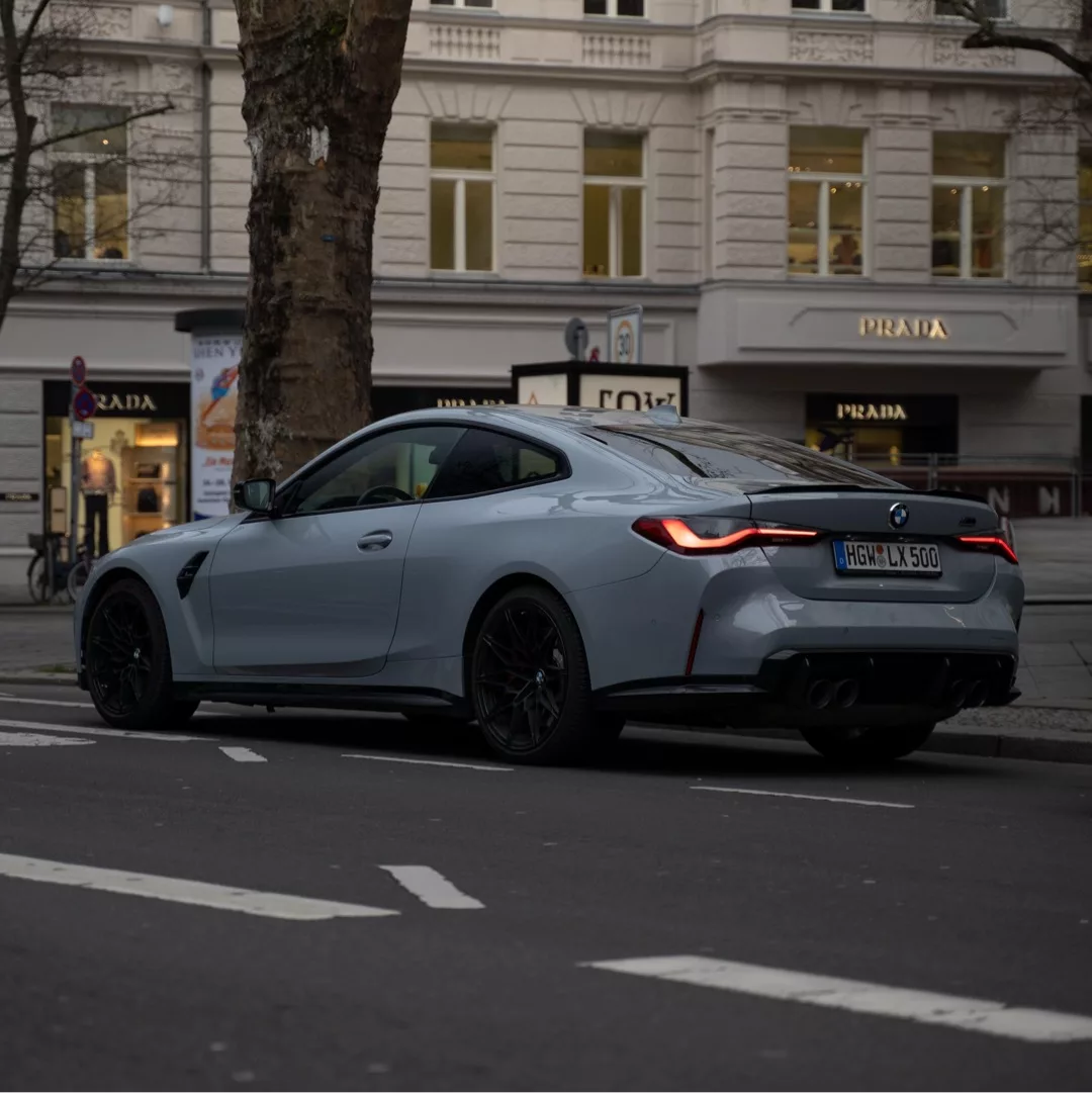 BMW M4 Competition in Grau von hinten mieten