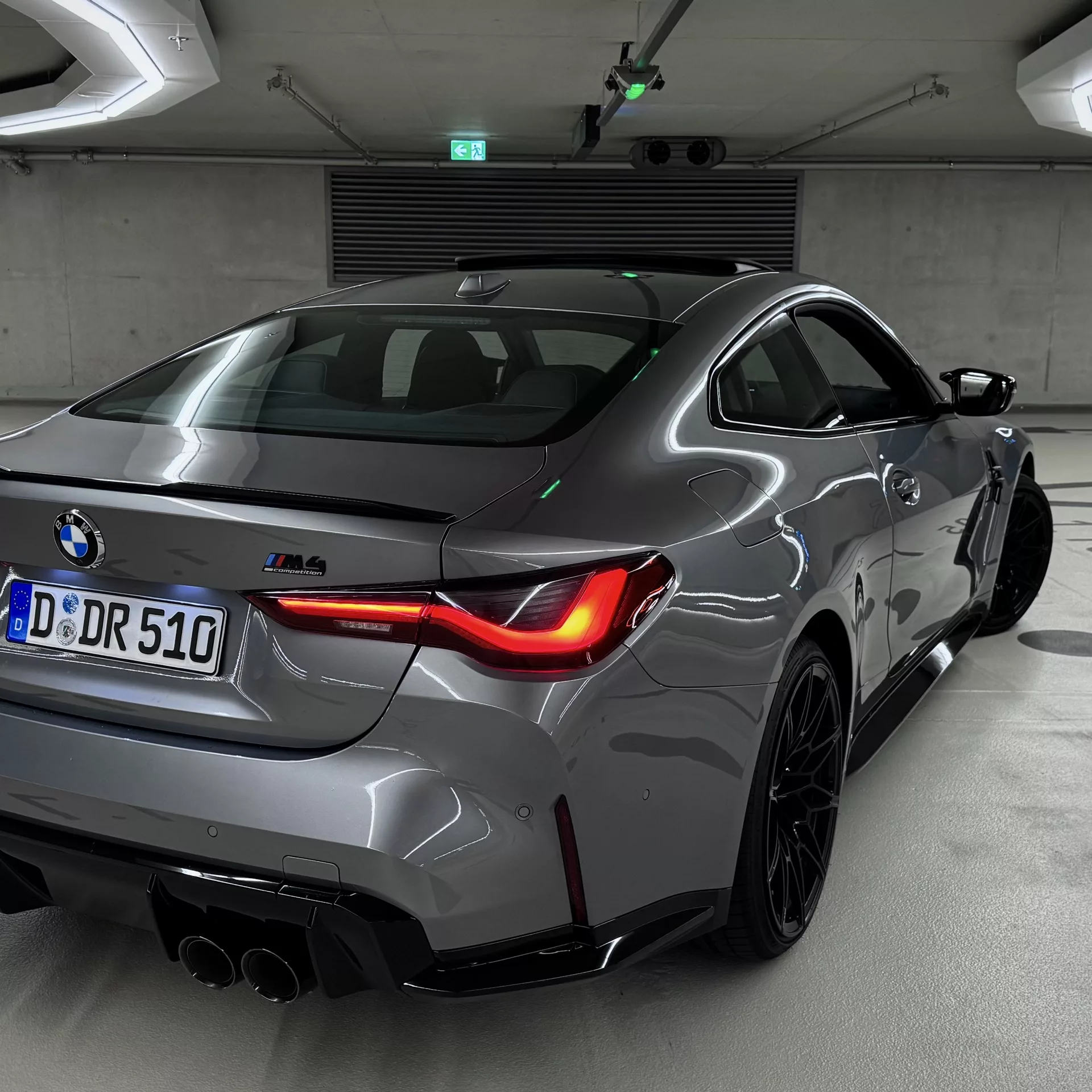 BMW M4 Comp in Grau von hinten mieten.