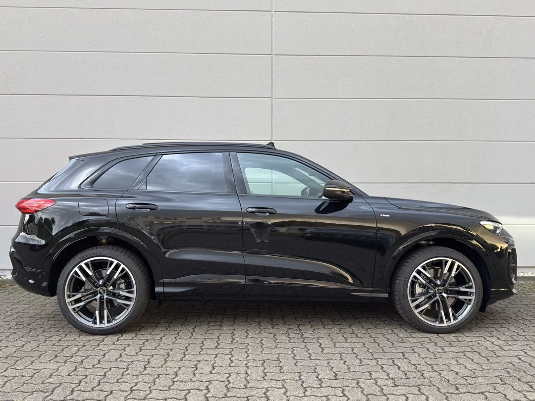 Audi Q5 SUV Diesel Edition One in Schwarz von der Seite mieten