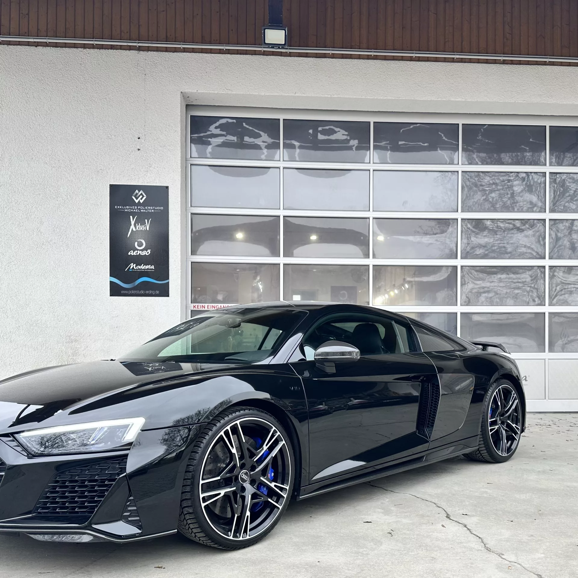 Audi R8 Performance Coupe in Schwarz mieten - Frontansicht, seitlich.