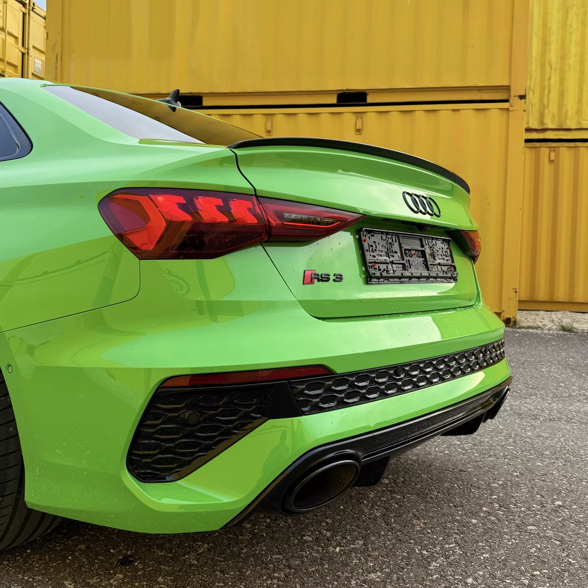 Audi RS3 in Grün von hinten mieten