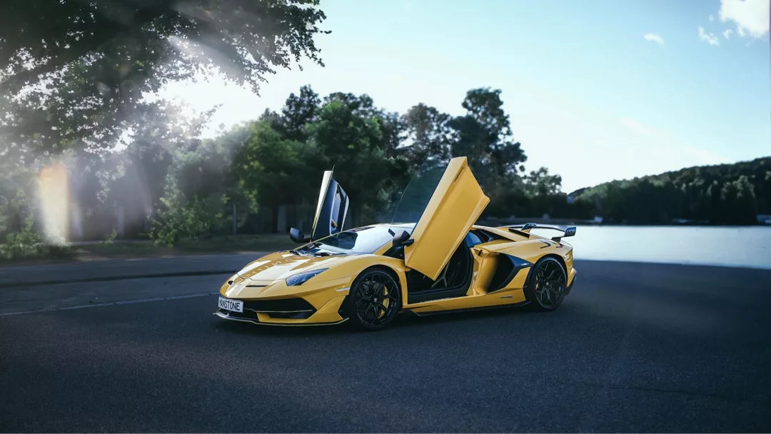 Lamborghini Aventador SVJ in Gelb mit Flügeltüren mieten