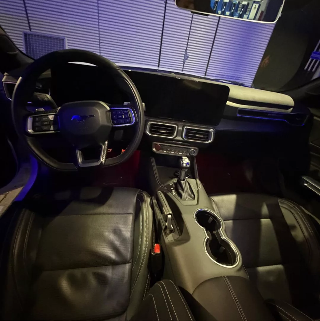 Ford Mustang GT Innenraum mit Ledersitzen mieten