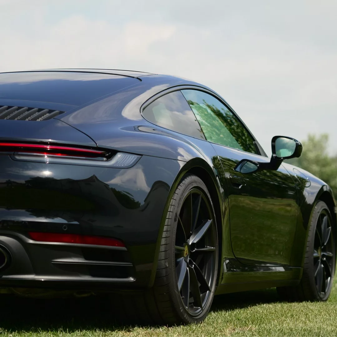 Porsche 911 - 992 Coupé in Schwarz von hinten mieten