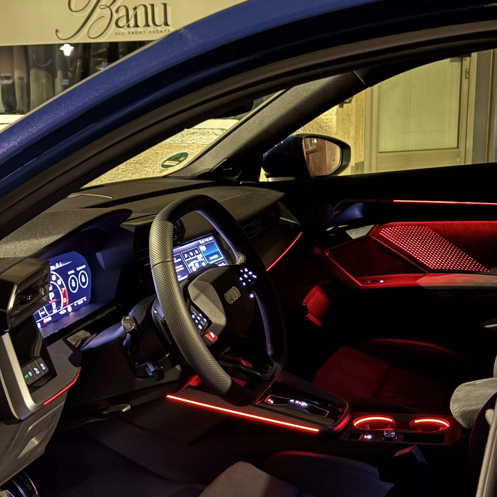 AUDI RS3 FACELIFT (2025) Cockpit mit Ambientebeleuchtung mieten