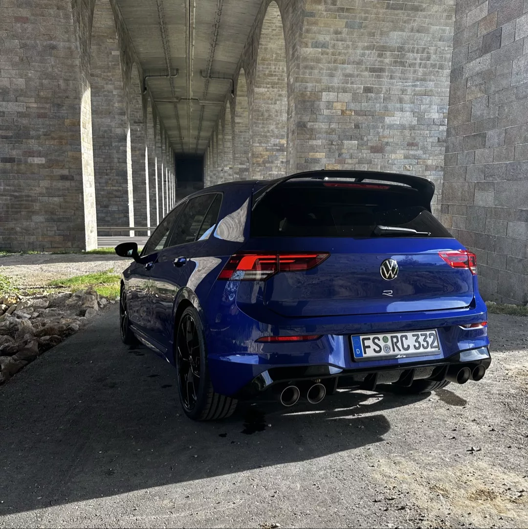 VW Golf 8 R Performance Akrapovic in Blau von hinten mieten