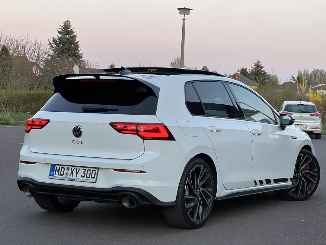 Volkswagen Golf GTI Clubsport in Weiß von hinten mieten