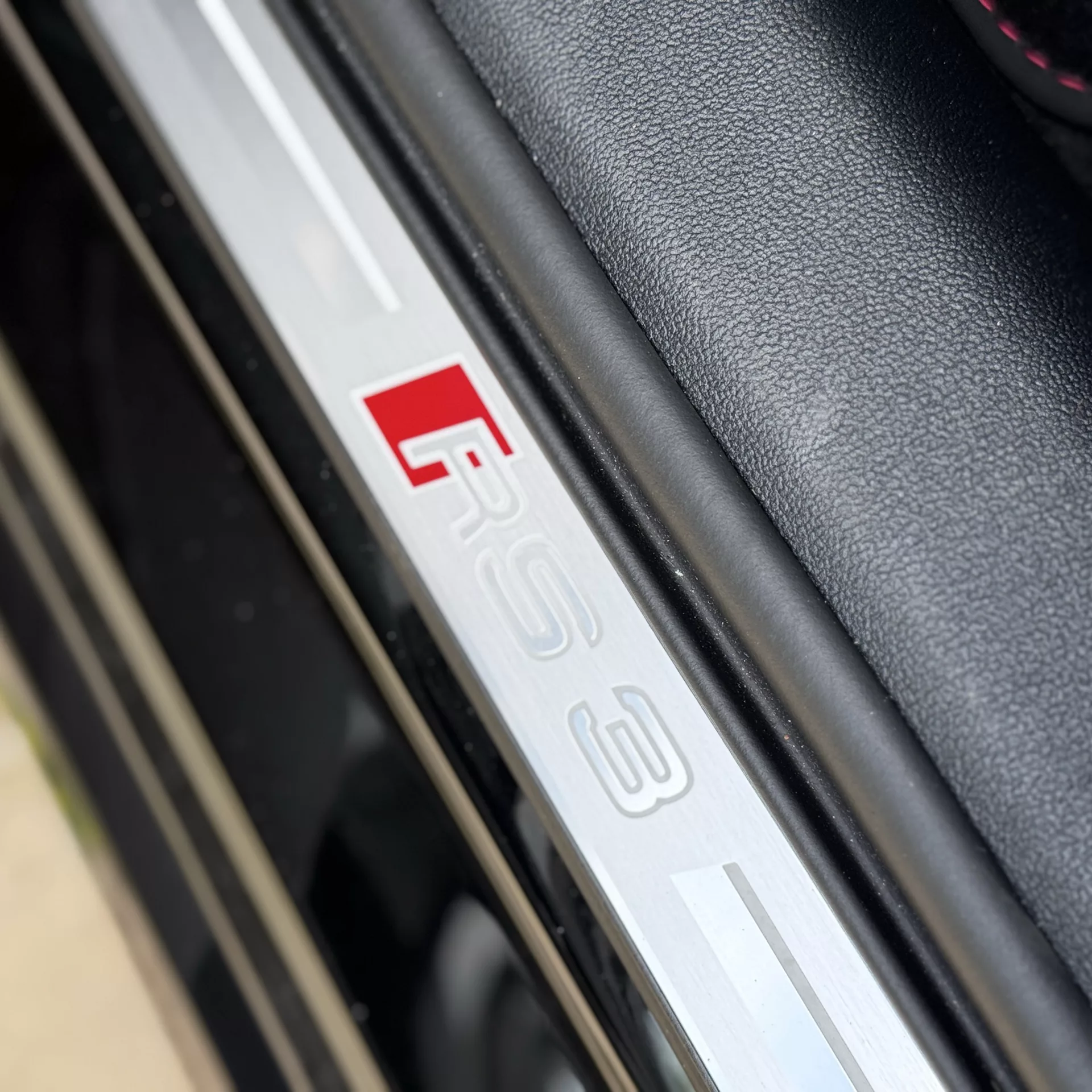 Audi RS3 FACELIFT 2025 Einstiegsleiste Detailansicht mieten