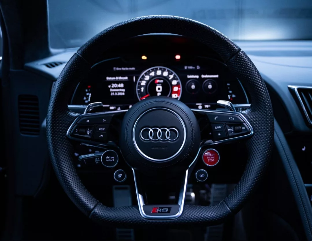 Audi R8 V10 Performance Lenkrad und Cockpit von nah mieten