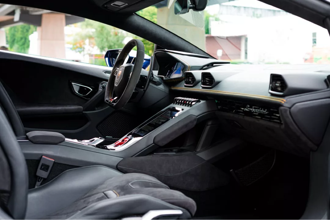 Lamborghini Huracan EVO Innenraum mit luxuriöser Ausstattung mieten.