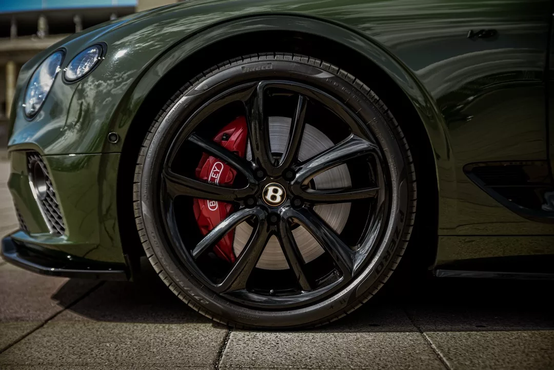 Bentley Continental GT in Grün, Detailansicht des Rads mieten.