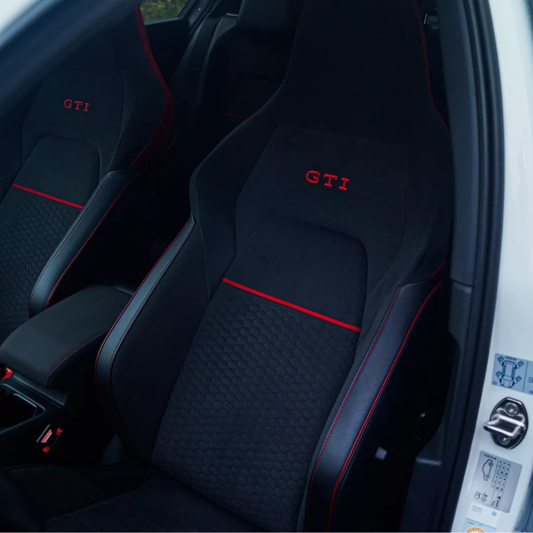 Golf 8 GTI Clubsport Edition 45 Innenraum mit Sportsitzen mieten.