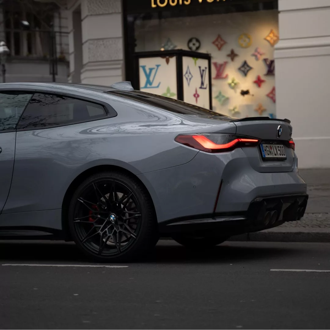 BMW M4 Competition in Grau von hinten mieten.