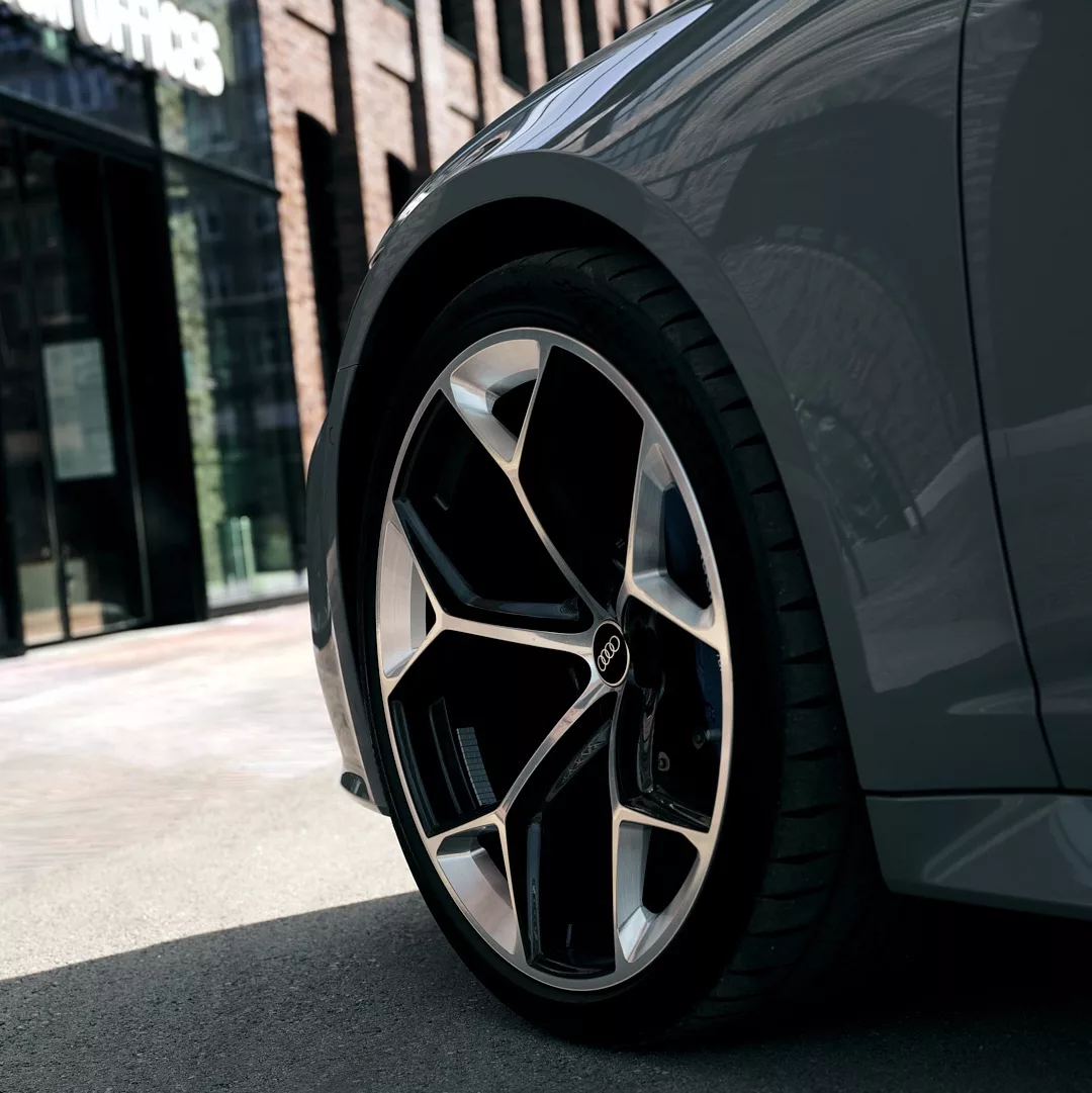 Audi RS Performance Alufelge in Nahaufnahme mieten