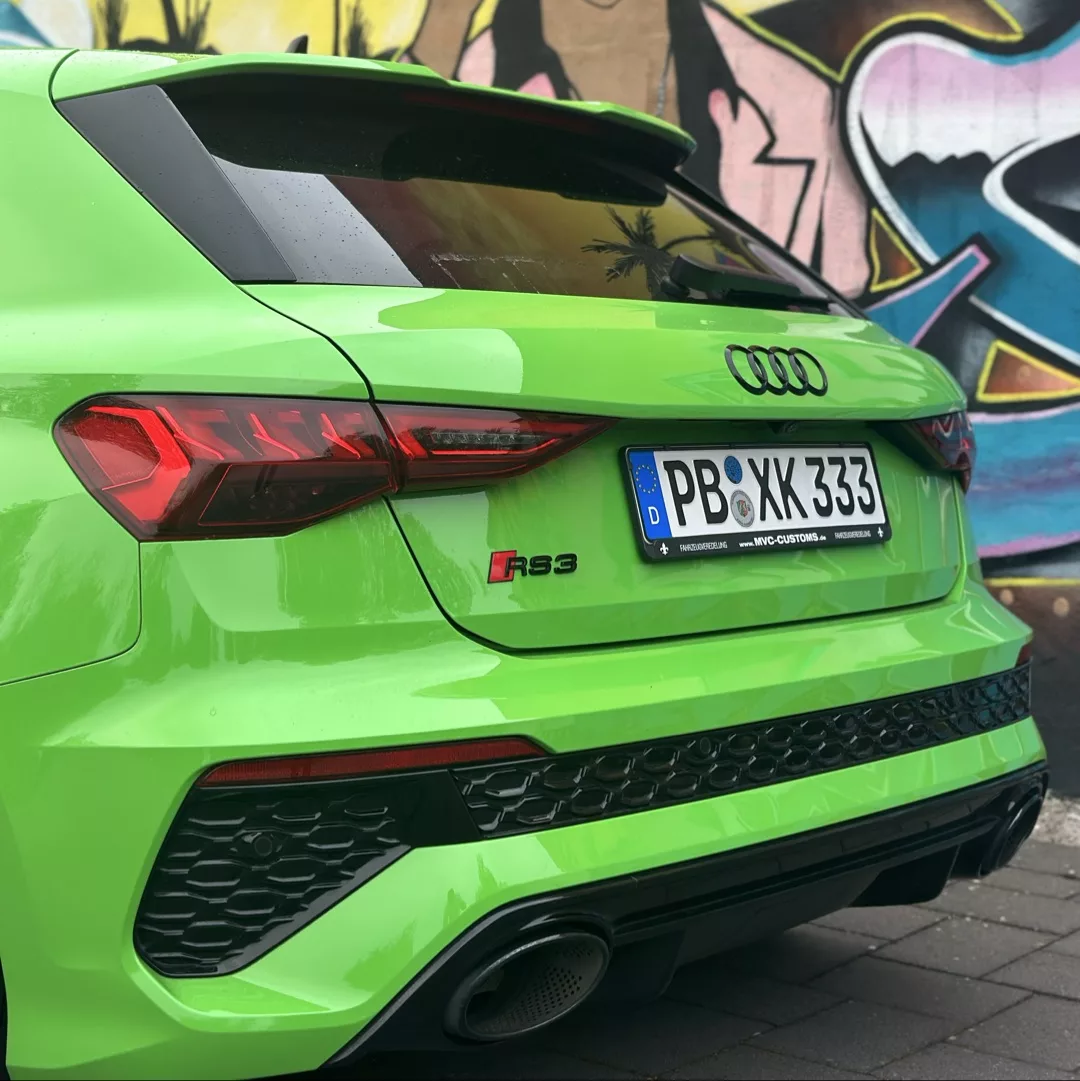 Audi RS3 Sportback in Grün von hinten mieten