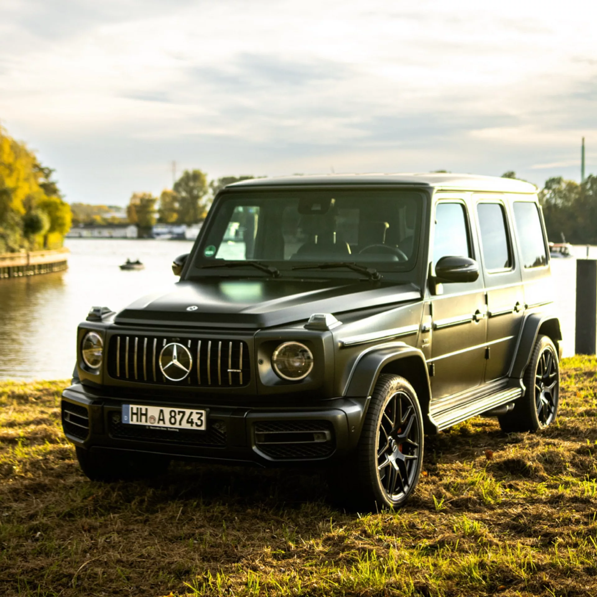Mercedes G63 AMG in Schwarz vor Flusslandschaft mieten