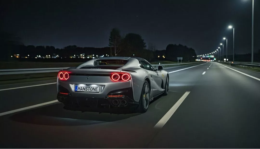 Ferrari 812 GTS in Grau auf Autobahn bei Nacht mieten