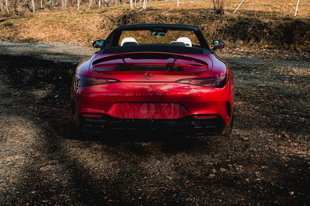 Mercedes SL 63 AMG in Rot von hinten mieten