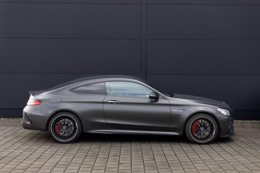 Mercedes Benz C63s Coupé in Grau von der Seite mieten