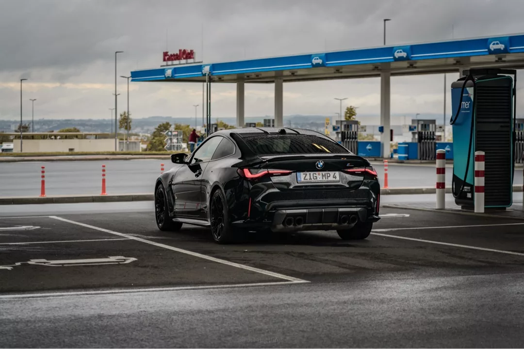 BMW M4 Competition in Schwarz Rückansicht mieten