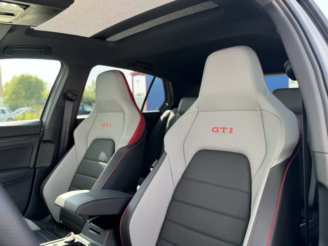 VW Golf 8 GTI Clubsport Akrapovic Innenraum mit Sportsitzen mieten.