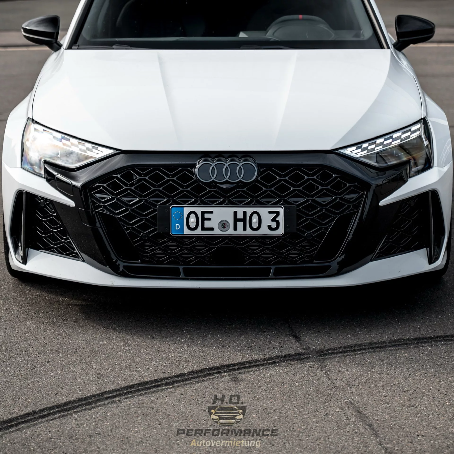 Audi RS3 Facelift 2025 in Weiß mieten - Frontansicht.