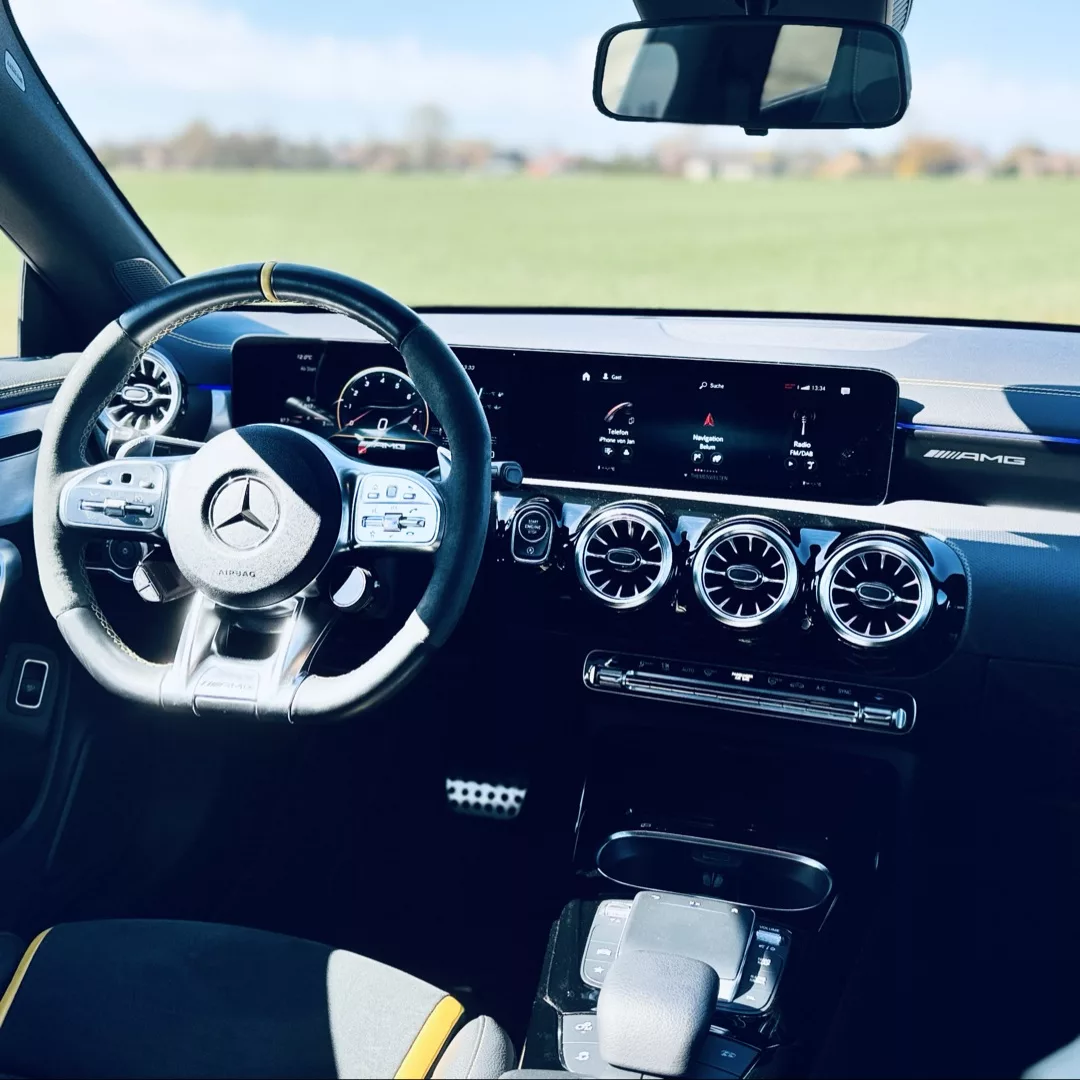 Mercedes CLA45 S AMG 4Matic+ Armaturenbrett und Lenkrad Innenansicht mieten