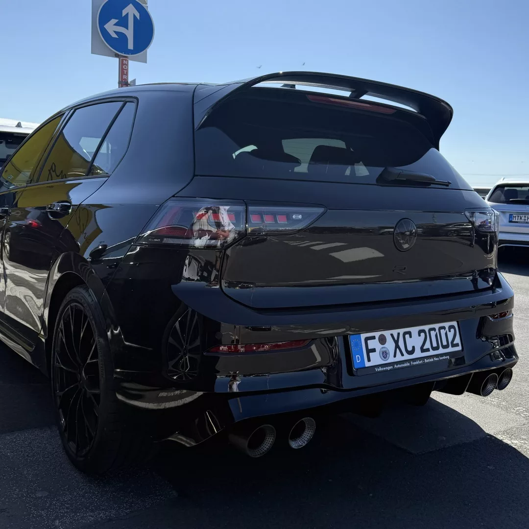 Golf 8R Black Edition 2025 in Schwarz von hinten mieten.