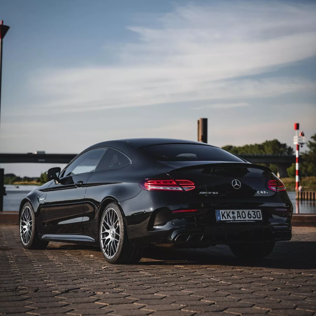 Mercedes C63s Coupé in Schwarz von hinten mieten