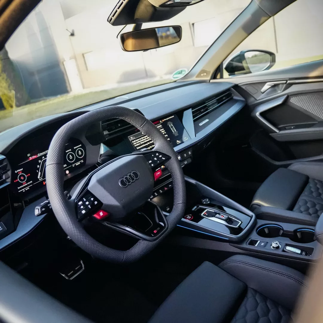 Audi RS3 2025 Innenraum mit modernem Cockpit mieten.
