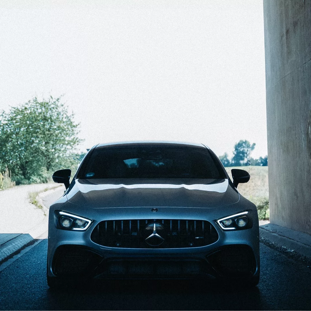 Mercedes AMG GT63s in Grau mieten - Frontansicht unter Brücke