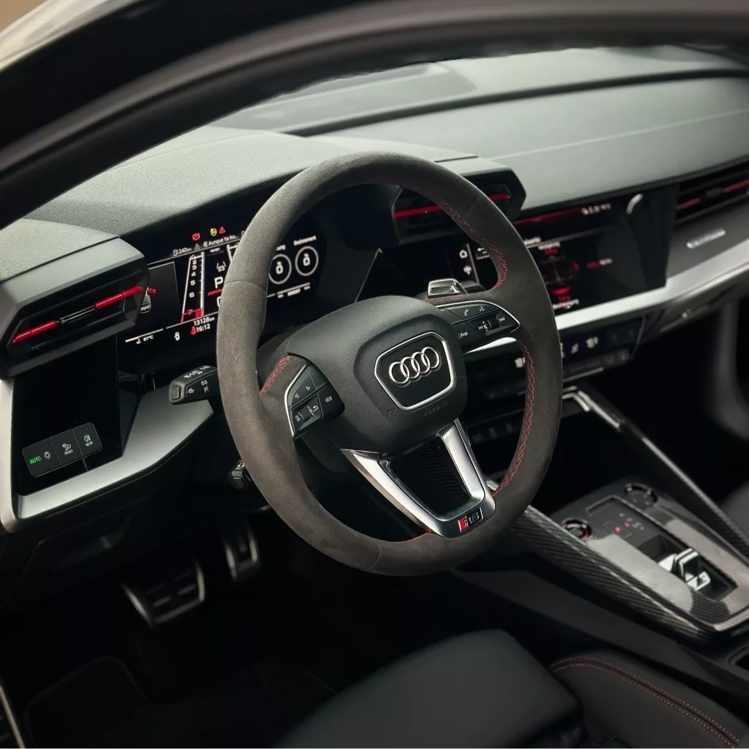 Audi RS3 Limousine Cockpit mit sportlichem Lenkrad mieten