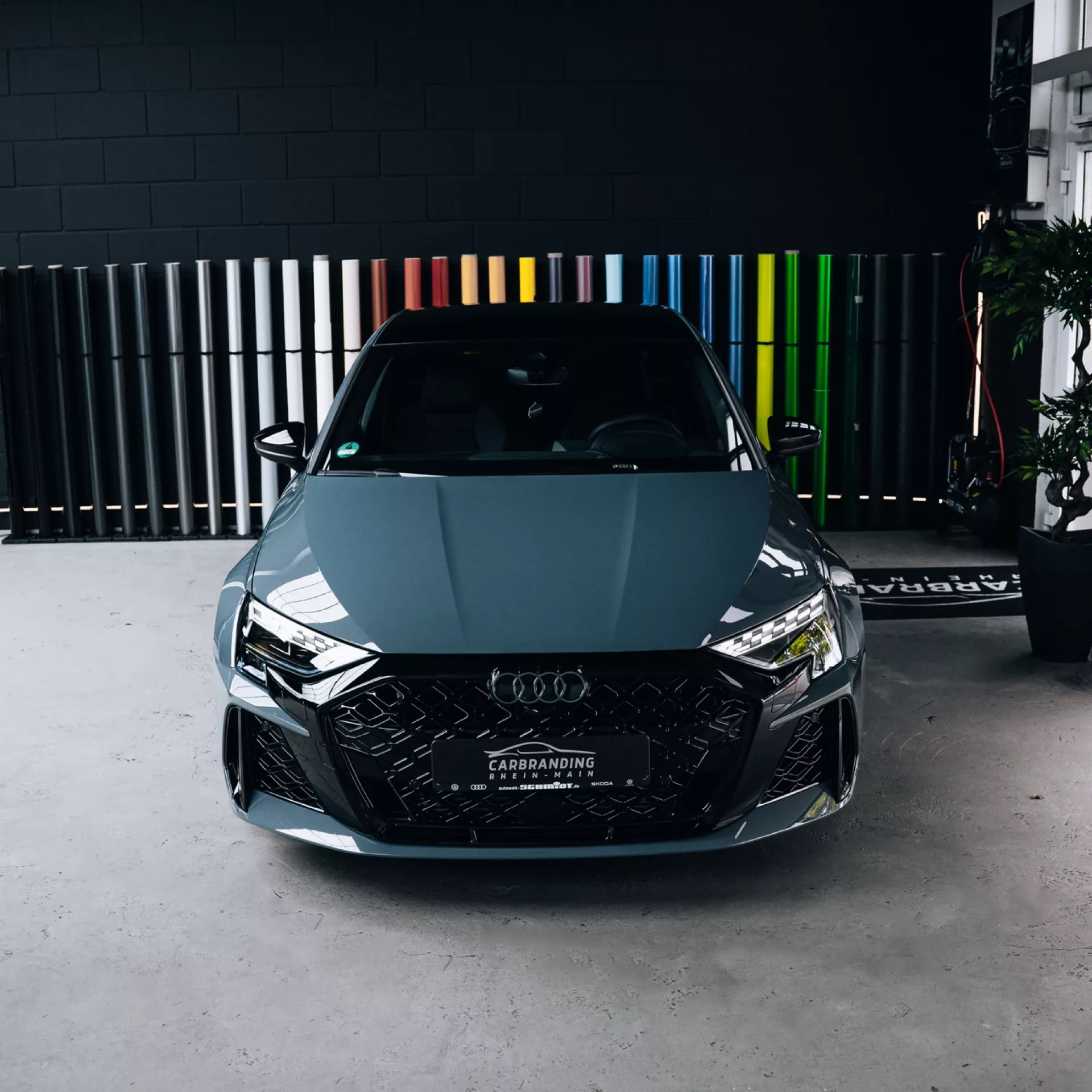 AUDI RS3 Limousine 2025 Facelift in Grau mieten - Frontansicht