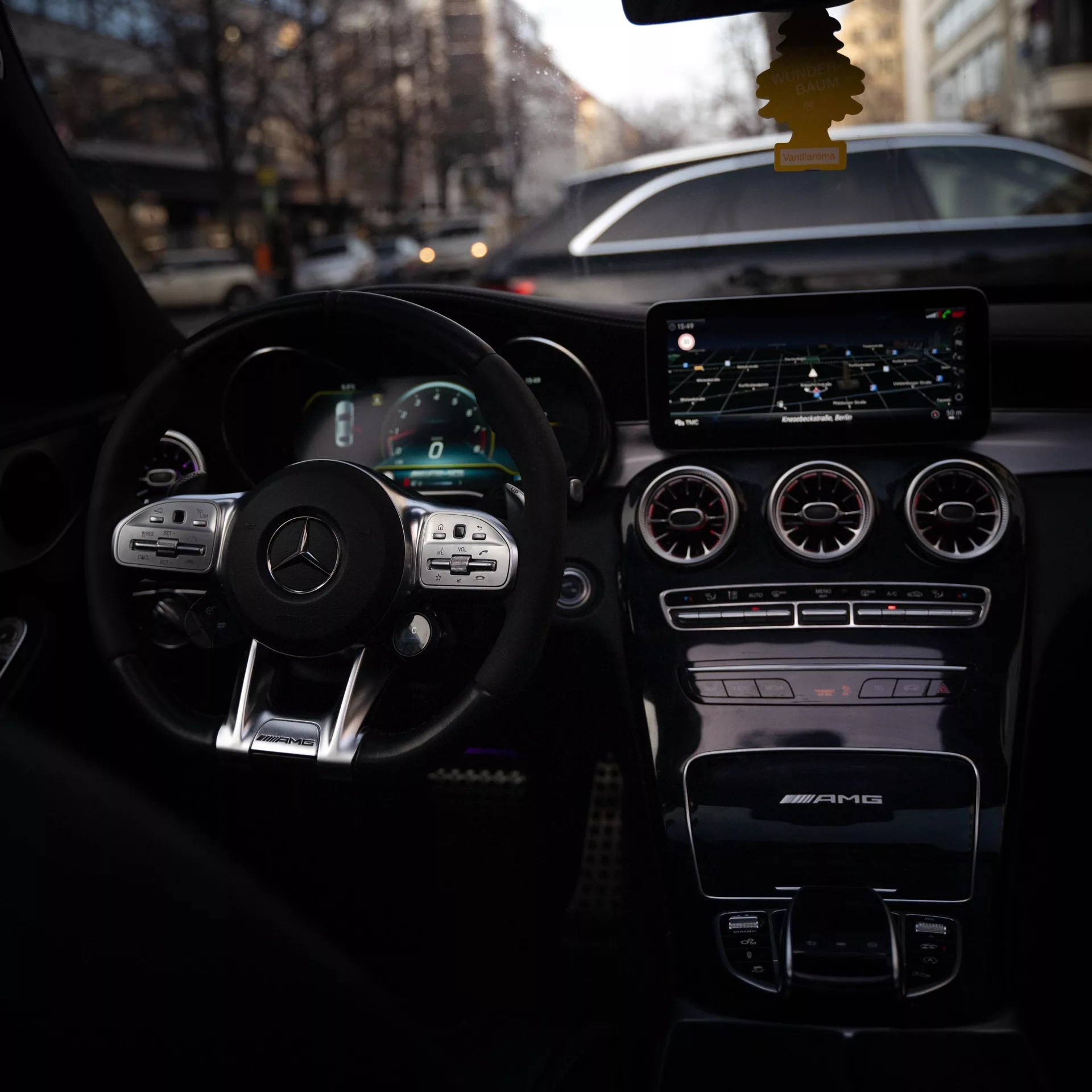 Mercedes C63s V8 BiTurbo Armaturenbrett und Lenkrad mieten.
