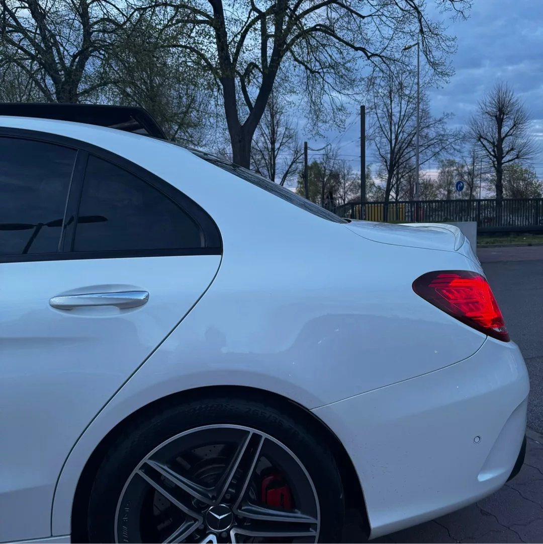 Mercedes C63 S AMG in Weiß von der Seite mieten
